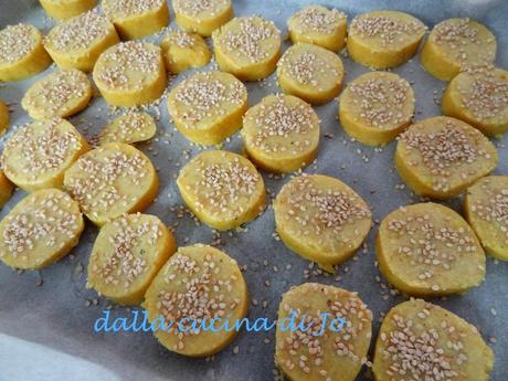 Sablés salati al formaggio e curry con sesamo