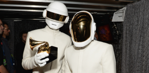 I Daft Punk immortalati ai Grammy Awards 2014 (iiscberetta.it)