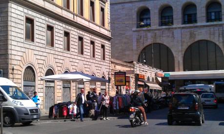 Sempre di più la giunta delle bancarelle. Stazione Termini irriconoscibile. .Marino come Alemanno, peggio di Alemanno