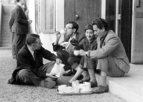 Lorenza Mazzetti, Daniele Paris, John Fletcher, Lindsay Anderson prendono il tè durante una pausa della lavorazione di Together