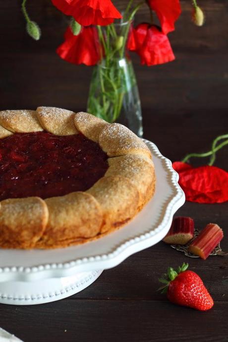 Crostata con rabarbaro fragole e mele