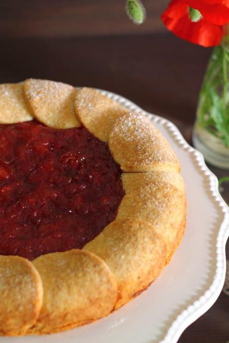 Crostata con rabarbaro fragole e mele