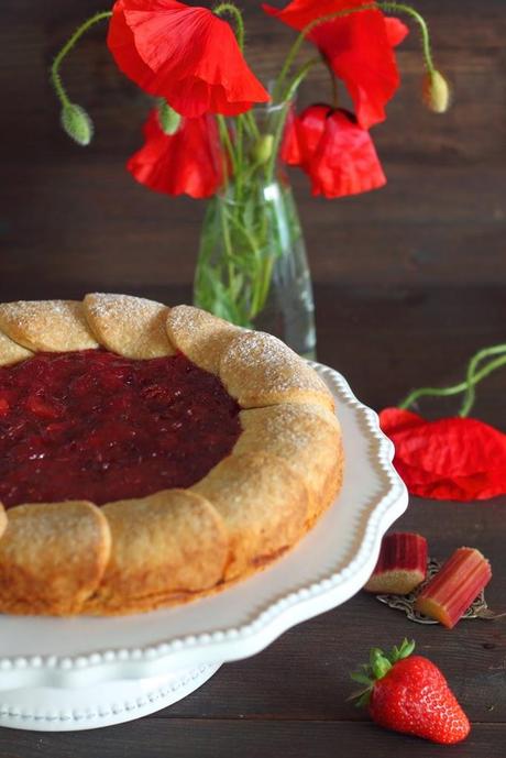 Crostata con rabarbaro fragole e mele