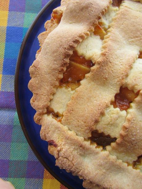 Crostata Gluten-free con mele annurche e confettura di albicocche, mandorle e maraschino. .
