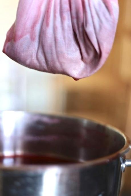 percolatura del succo di fragole nella ricetta gelatina di fragole