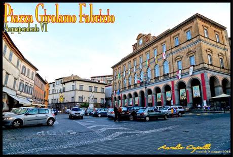 volteggiar di rondini su piazza Girolamo Fabrizio, Acquapendente