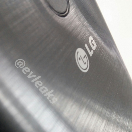 lgg32 LG G3   il retro è in alluminio spazzolato? O in plastica serigrafata?