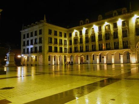 plaza porticada