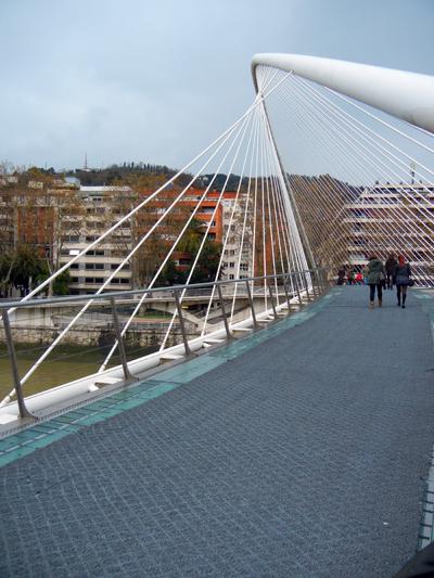 Puente Zubizuri_bilbao_viaggiandovaldi