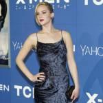 Jennifer Lawrence rischia di cadere ancora sul red carpet (video)