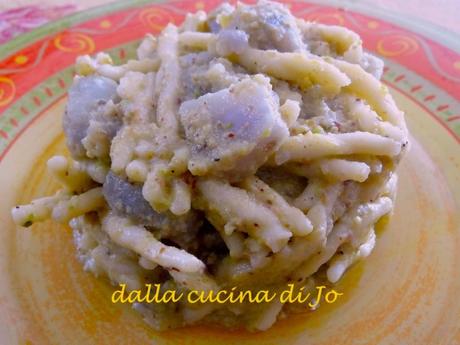 Trofie al pesto di pistacchi e patate viola