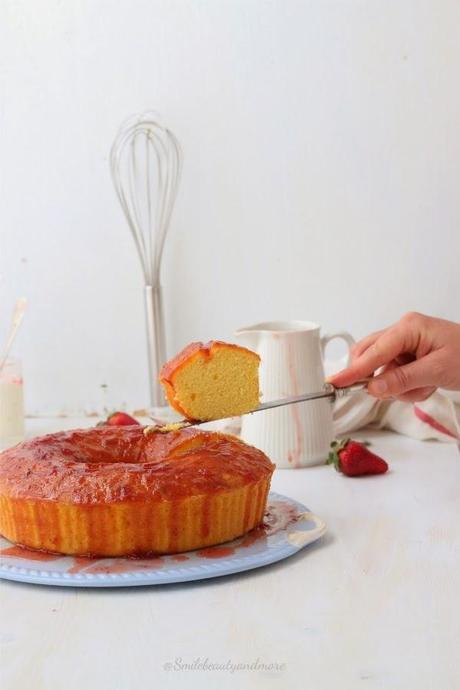 Ciambella allo yogurt con sciroppo di fragole