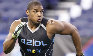 Michael Sam, il giocatore apertamente omosessuale, ingaggiato nella NFL dai St. Louis (news.nom.co)