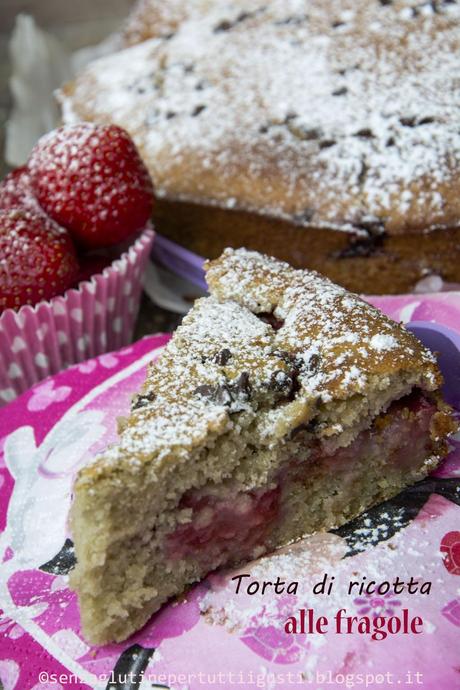 Torta di ricotta alle fragole con farina di teff chiaro senza glutine