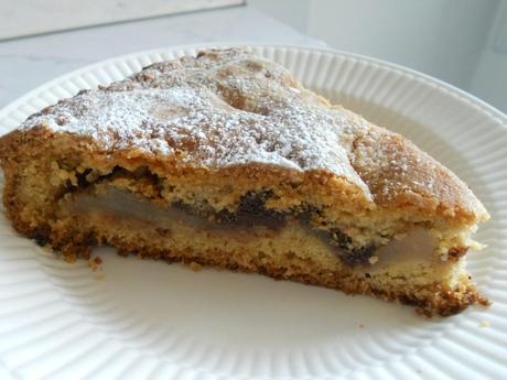 Una fetta di deliziosa torta alle pere, cioccolato e cannella