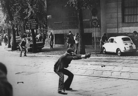 Milano - Disordini del maggio 1977 - Foto di Paolo Pedrizzetti I Lanciafiamme: un’Impietosa Analisi della Natura Umana