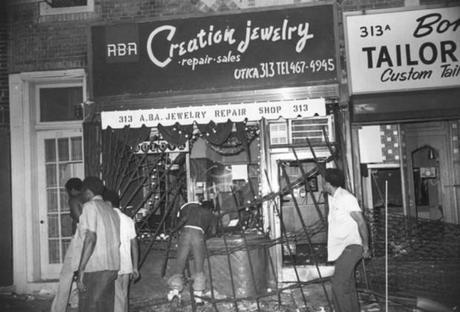 New York - Black-out 1977 I Lanciafiamme: un’Impietosa Analisi della Natura Umana