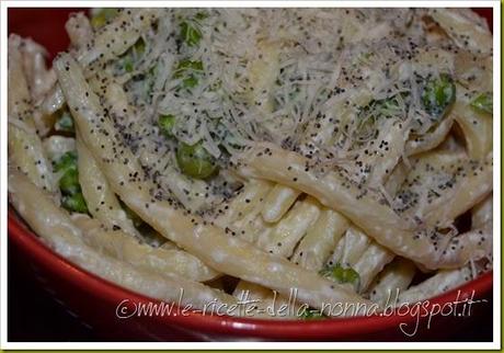 Fileja con panna, piselli e semi di papavero (7)