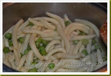 Fileja con panna, piselli e semi di papavero (1)