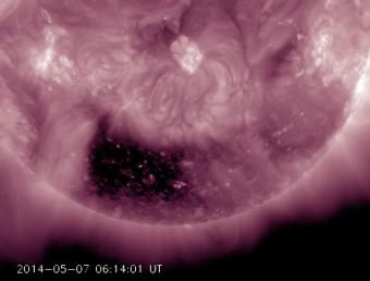 Ripreso dal Solar Dynamics Observatory il 5 maggio scorso nella banda della radiazione ultravioletta estrema, il buco coronale sul dall'insolita forma quadrangolare sul disco del Sole. Crediti: SDO/NASA