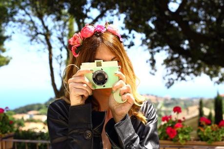 Un abito color menta e una coroncina di rose per un giorno speciale!