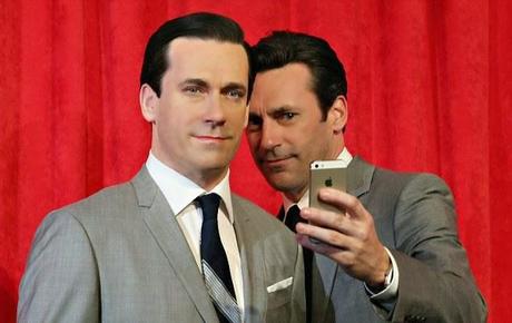 Jon Hamm si fa i selfie con… Jon Hamm!