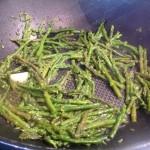 Soffriggere gli asparagi per altri 2 minuti con abbondante olio di oliva, sale e uno spicchio d'aglio.