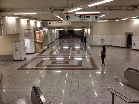 Questa è la metropolitana di Atene, la capitale del paese della crisi. Trovate una fermata in queste condizioni a Roma...