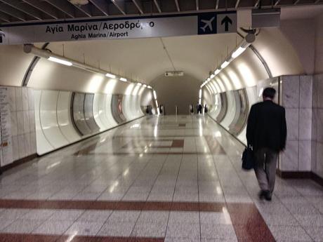 Questa è la metropolitana di Atene, la capitale del paese della crisi. Trovate una fermata in queste condizioni a Roma...