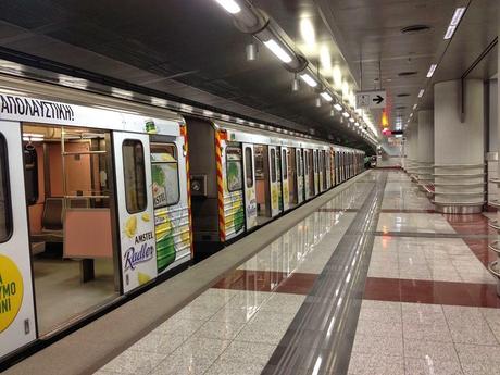 Questa è la metropolitana di Atene, la capitale del paese della crisi. Trovate una fermata in queste condizioni a Roma...