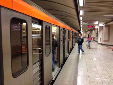 Questa è la metropolitana di Atene, la capitale del paese della crisi. Trovate una fermata in queste condizioni a Roma...