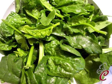 Sogliola alle fragole piccanti e pistacchi con crema di spinaci e rucola: poche cose sono ciò che sembrano