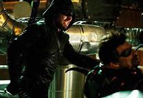 “Arrow 2” FINALE: nuovi scoop su Thea e Roy, il ruolo di Diggle, i flashback sull’isola dello scontro tra Oliver e Slade e non solo