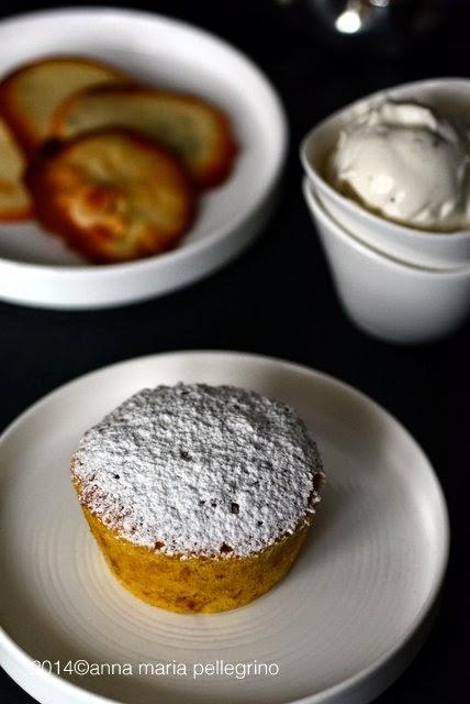 Tortino di venexiana con gelato al mandorlato di miele ai fiori d'arancio, pepe di Sichuan e cialde al timo