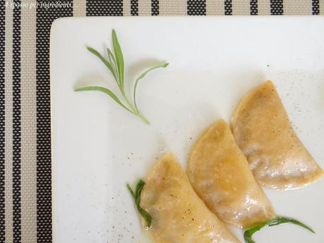 Mezzelune di segale alla ricotta, gamberetti e lavanda