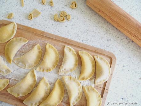 Mezzelune di segale alla ricotta, gamberetti e lavanda