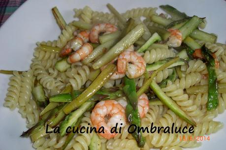 Fusilli con asparagi, gamberetti e limone