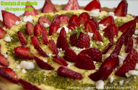 Crostata di mandorle e pistacchi alle fragole e crema Chantilly senza glutine