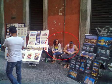 Il sogno per ogni blog antidegrado: il conflitto di interesse tra gli abusivi. Ecco i pittori di Piazza Navona che denunciano i vu cumprà. Fantastico!!!