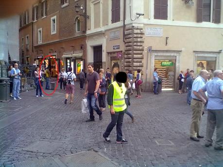 Il sogno per ogni blog antidegrado: il conflitto di interesse tra gli abusivi. Ecco i pittori di Piazza Navona che denunciano i vu cumprà. Fantastico!!!