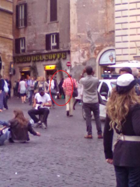 Il sogno per ogni blog antidegrado: il conflitto di interesse tra gli abusivi. Ecco i pittori di Piazza Navona che denunciano i vu cumprà. Fantastico!!!