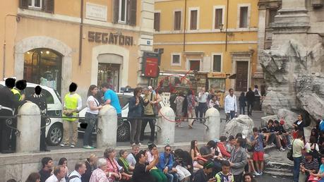 Il sogno per ogni blog antidegrado: il conflitto di interesse tra gli abusivi. Ecco i pittori di Piazza Navona che denunciano i vu cumprà. Fantastico!!!