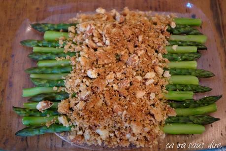 Asparagi con pane tostato e mandorle