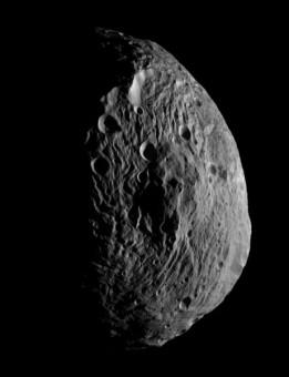 L'asteroide Vesta in un'immagine del 2011. Crediti: Dawn/NASA