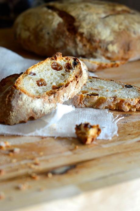 Pane con nocciole e uvetta