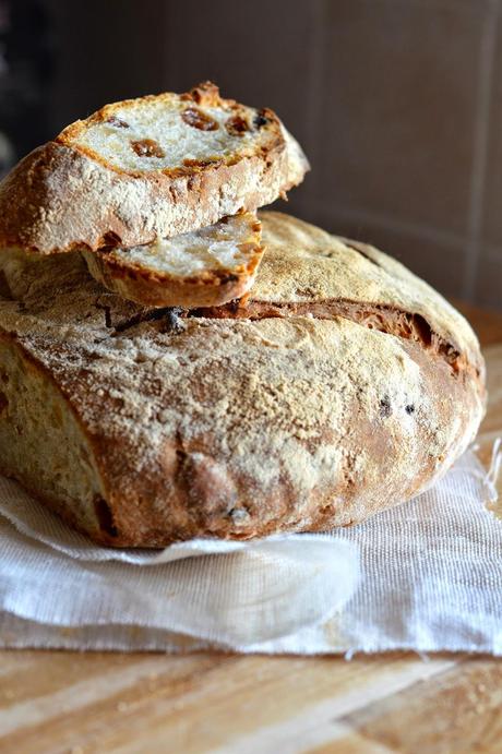 Pane con nocciole e uvetta