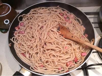 Spaghetti con pancetta e salsa di tartufo nero