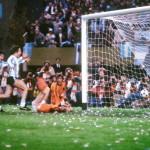 Argentinian midfielder Mario Kempes (L), who just