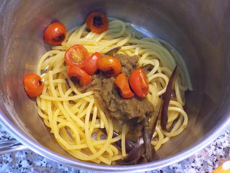 Spaghettoni alla crema di melanzana e pomodorini confit