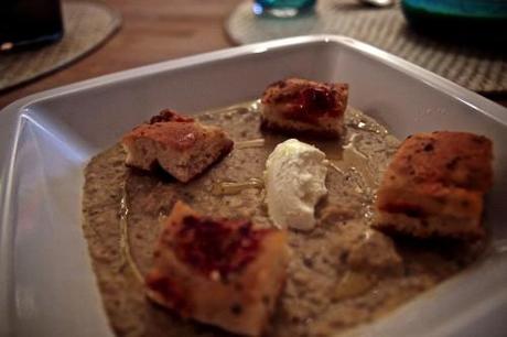 Passata di cicerchia, caprino e focaccia con pomodorini.